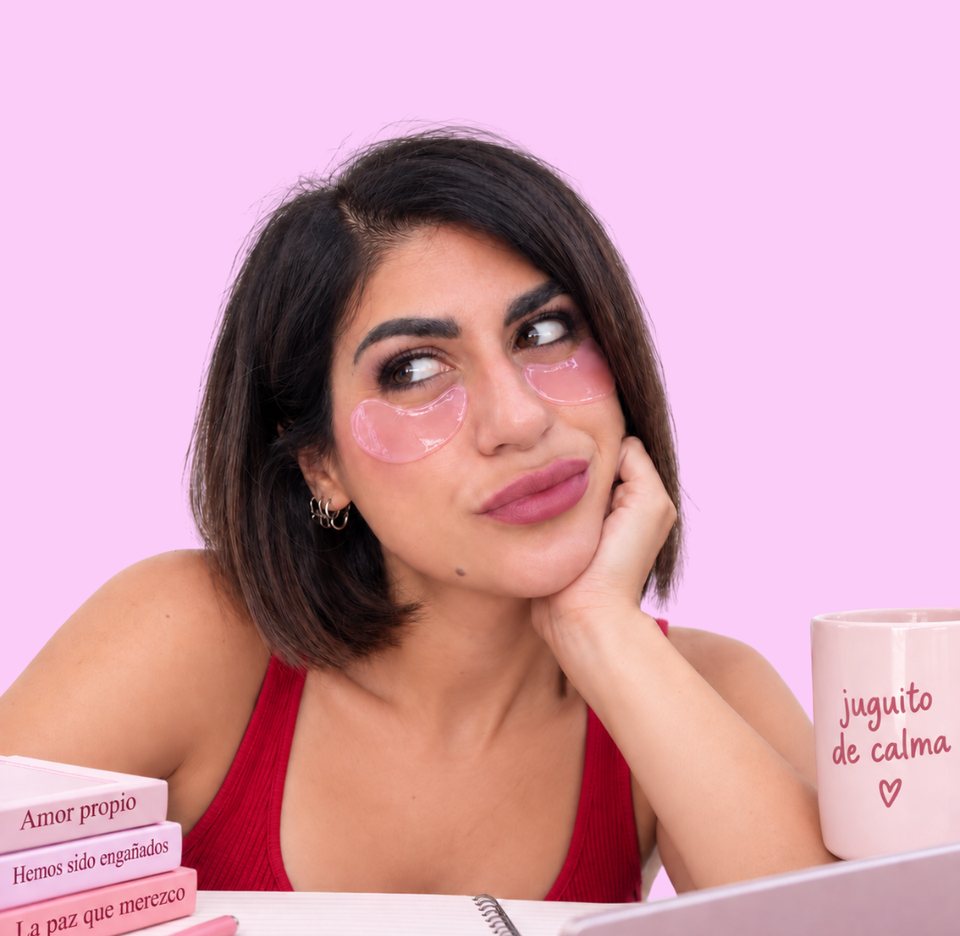 Ana, de la castaño, con parches rosas bajo los ojos y una taza que dice juguito de calma